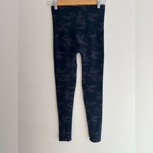 SPANX Look At Me Now Seamless Cropped Leggings Grey Black Camo Athleisure Gym